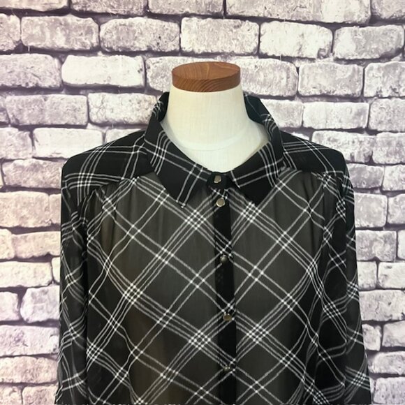 Torrid Black & White Button Down 3/4 Sleeve Blouse Size 2X - Picture 2 of 7